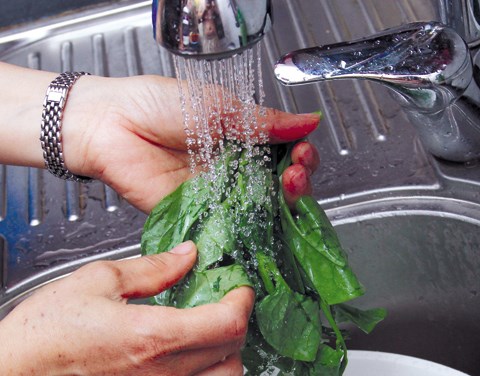 Rửa rau bằng nước muối - Sai lầm của nhiều người nội trợ