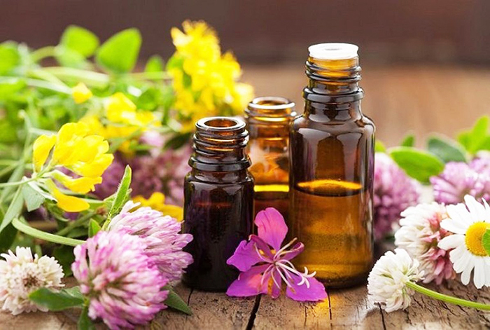 Lọ tinh dầu thiên nhiên được đặt trong hộp kín, bảo quản nơi khô thoáng để tránh bay hơi và biến đổi mùi hương